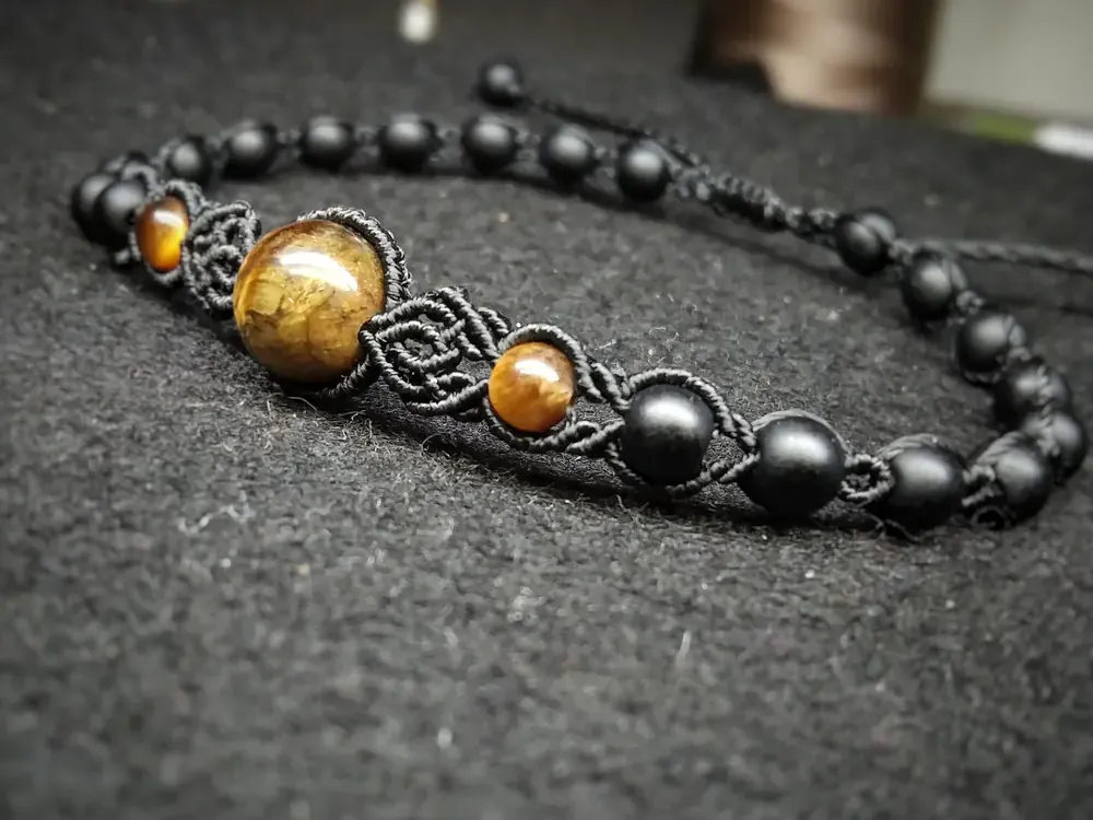 Detail tiger eye 8 mm, tiger eye 4 mm, black onyx doff, dan anyaman penuh Gelang Rimba Utara