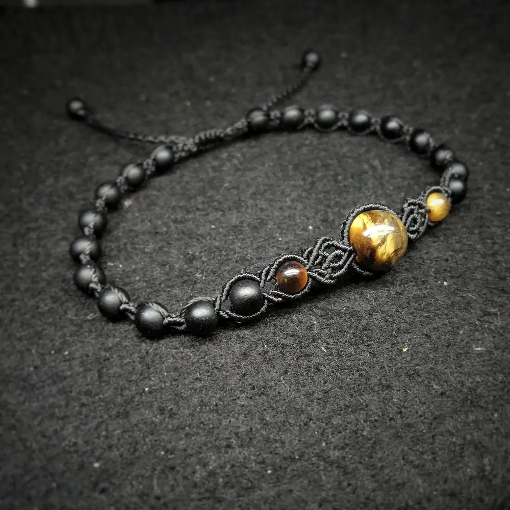 Gelang Rimba Utara utuh di atas kain hitam