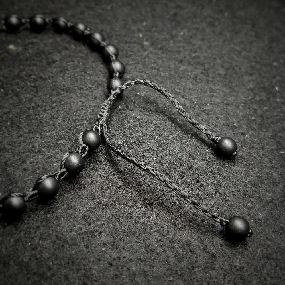 Detail tali penarik dan manik black onyx di ujung Gelang Rimba Utara